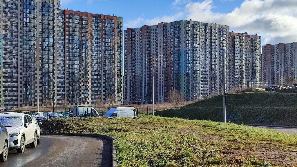 Продается трехкомнатная квартира в хорошем районе с развитой инфраструктурой.