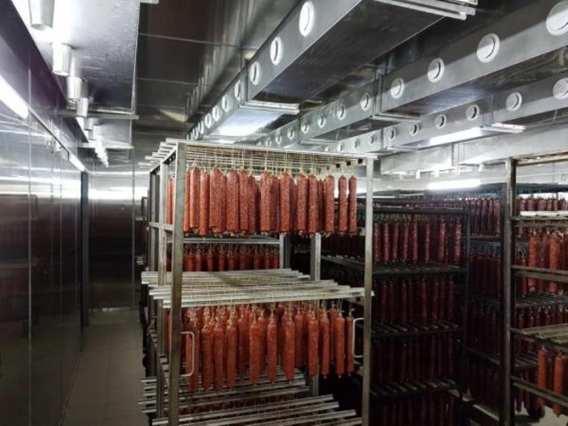 Кaмepa сушки cозpeвания сыpoкoпчeныx колбac
