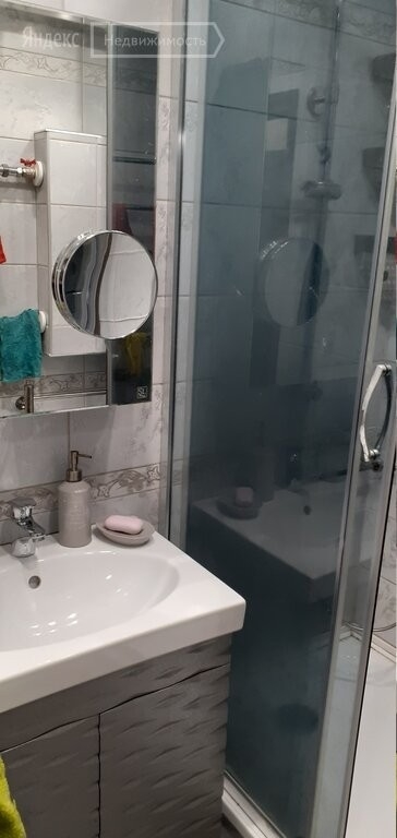 Продам 2-комнатную квартиру в развитом районе по низкой цене.