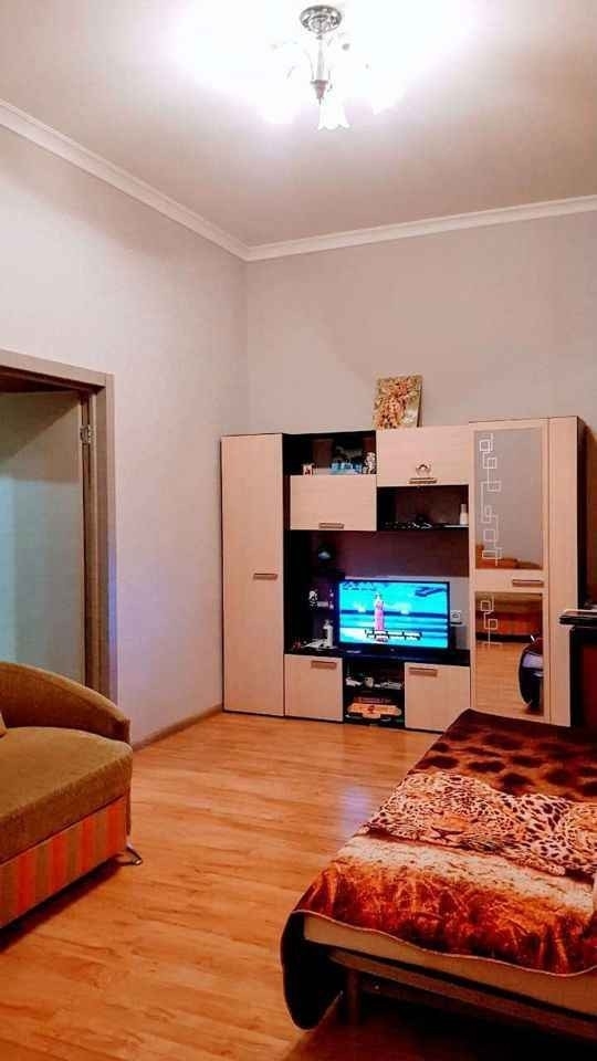 Продам 2-комнатную квартиру в развитом районе по низкой цене.