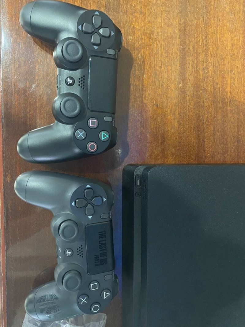 PlayStation 4 slim 1000gb