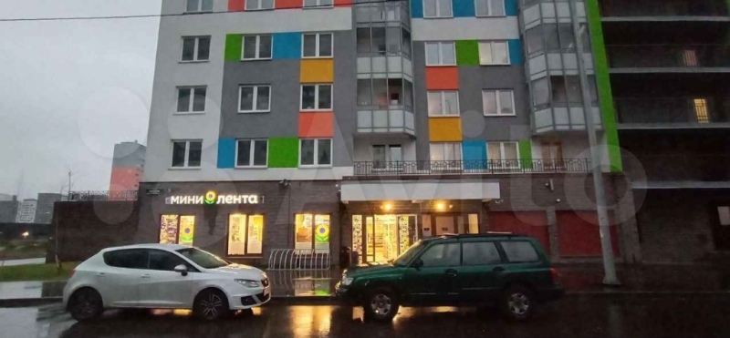 Рядом с домом станция метро, что заметно сокращает время в дороге.