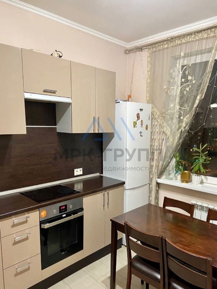 Продается 3-комнатная квартира в хорошем районе.