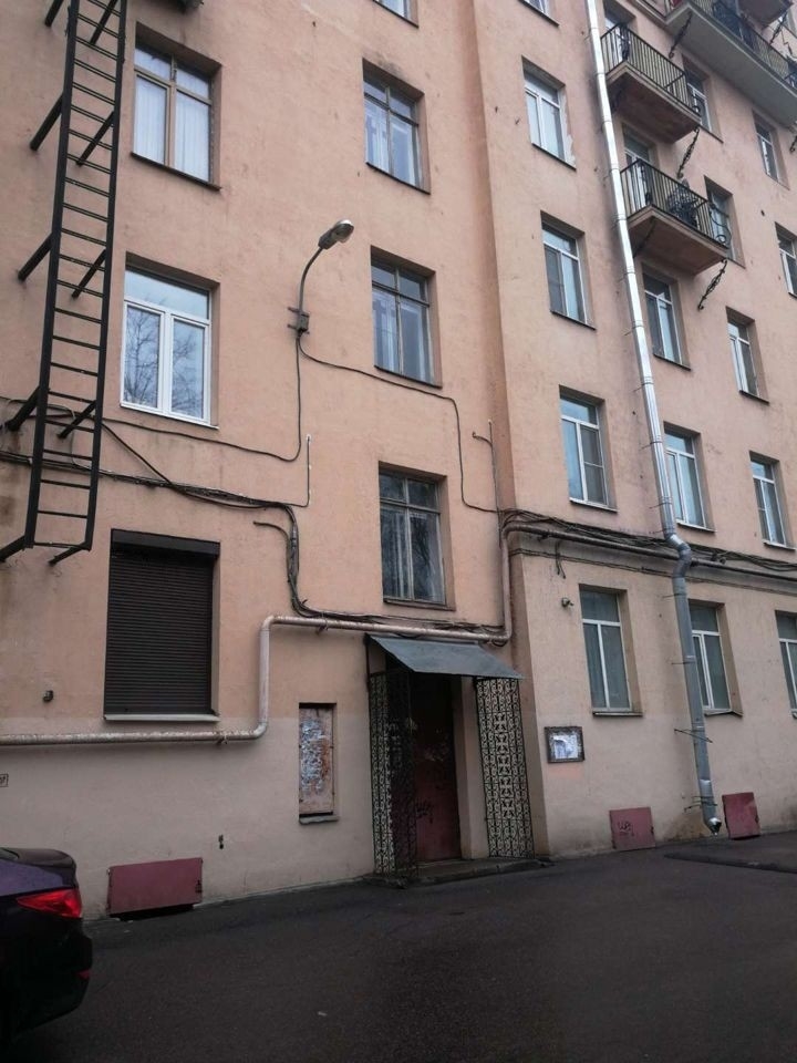 Продам 4-комнатную квартиру по отличной цене.