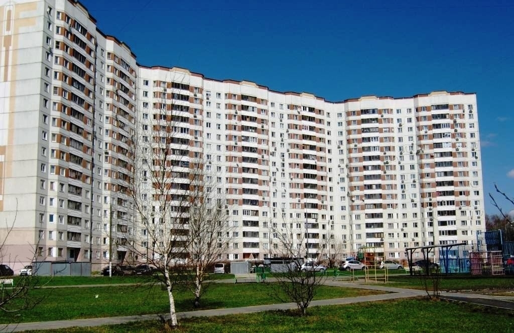 Продается трехкомнатная квартира в хорошем районе с развитой инфраструктурой.