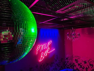 Pin Up Bar        