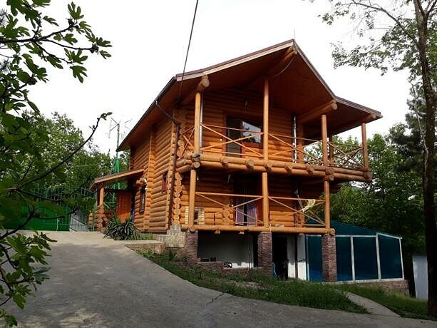 Отдых в Туапсе. Бревенчатый дом в лесу с бассейном и джакузи в Дзеберкой.