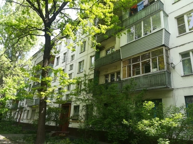 Продается двухкомнатная квартира в хорошем районе с развитой инфраструктурой.