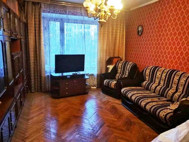 Продается трешка.
