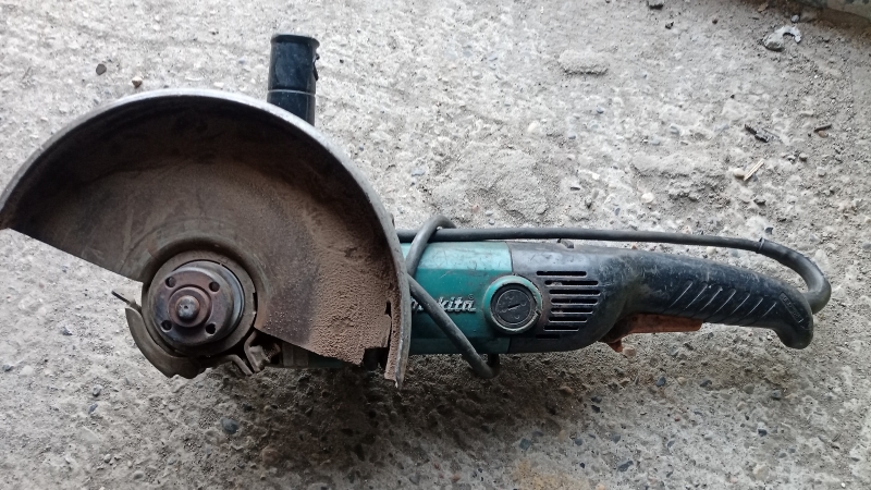 Болгарка makita 230 мм GA9010c