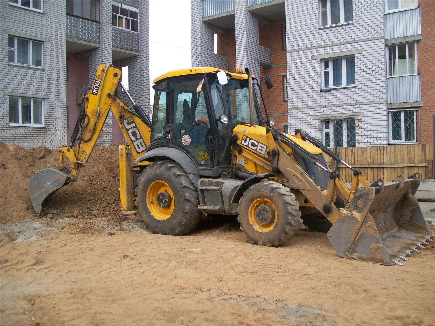 Аренда, услуги экскаватора погрузчика CAT и JCB